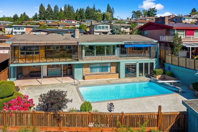 a view of a house with a tub