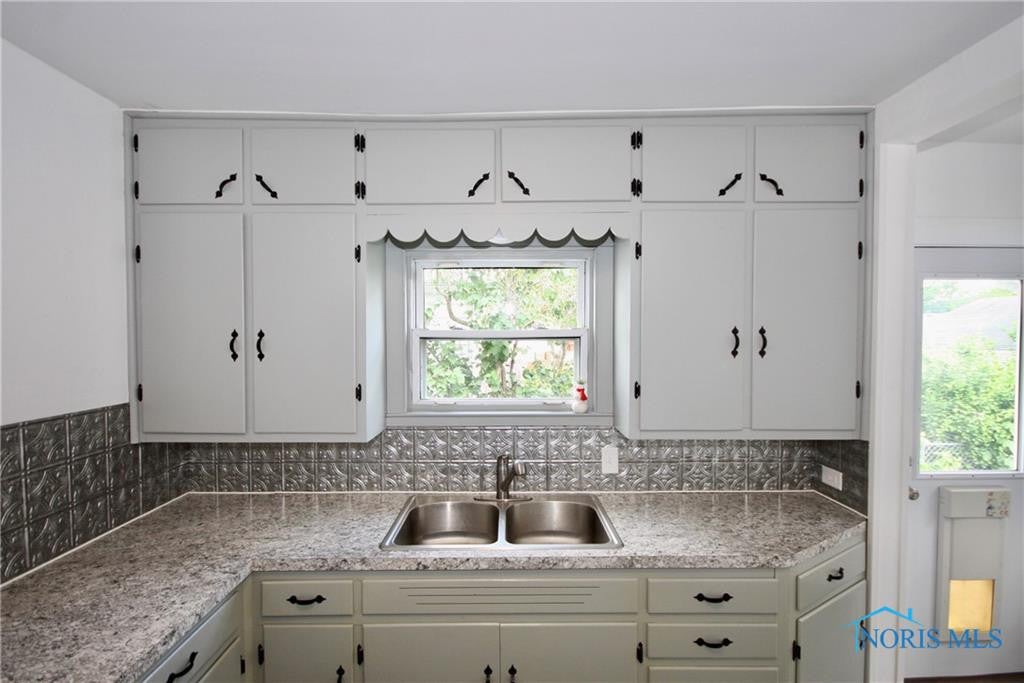 2543 Gracewood Road Toledo, OH 43613 - Photo 6 of 12 Gallery Image 6
