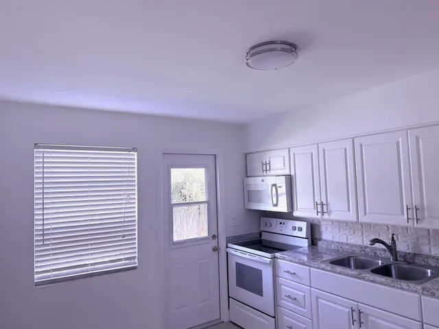 $2,000 | 626 Prosperity Farms Road, Unit 6, North Palm Beach, FL 33408