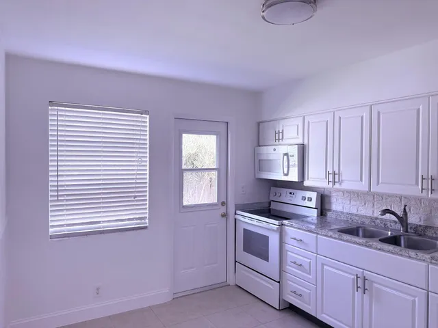 $2,000 | 626 Prosperity Farms Road, Unit 6, North Palm Beach, FL 33408