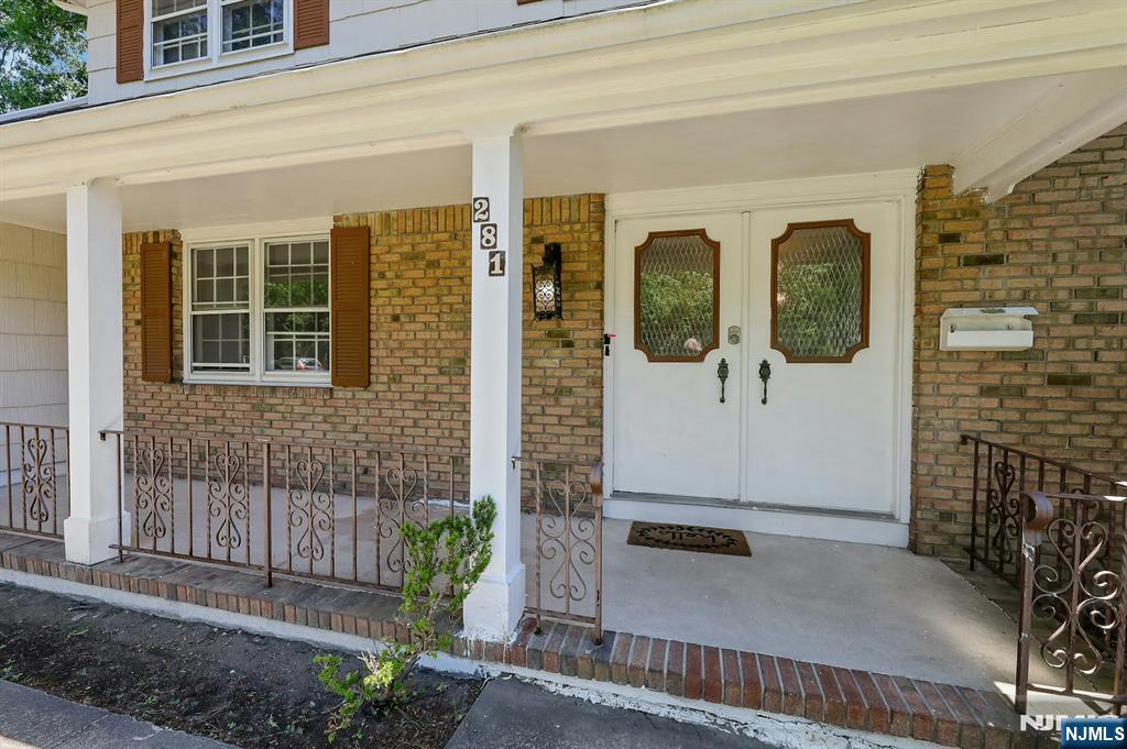 281 Rivara Court Ridgewood, NJ 07450 - Photo 3 of 41