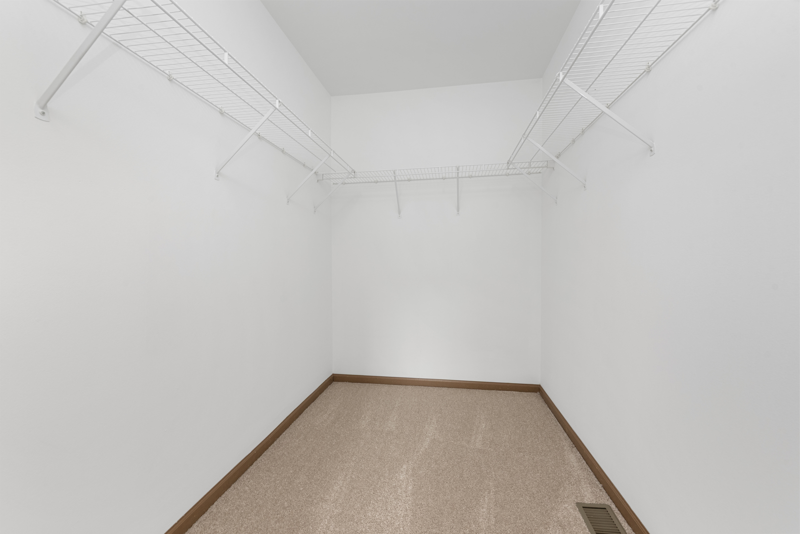 1011 Symphony Drive Aurora, IL 60504 - Photo 10 of 16 a view of a small room