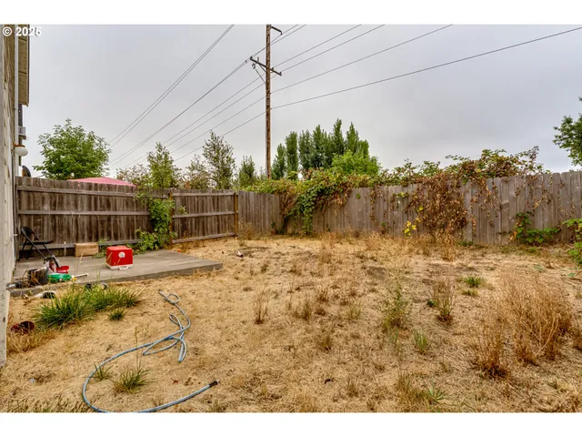 a view of a backyard