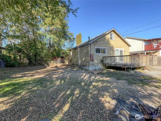 a view of back yard of the house