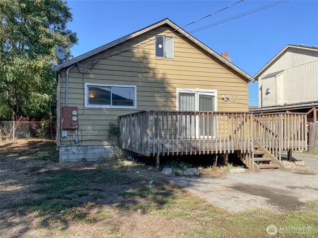 a view of a house with a yard