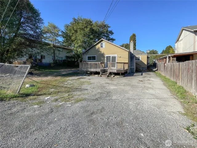a view of a house with a yard