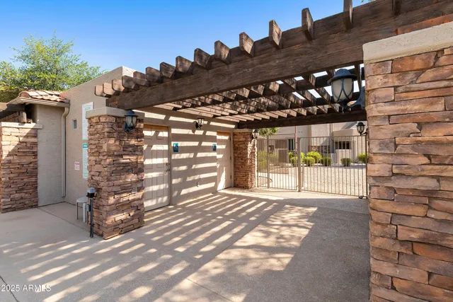 a view of entryway with a outdoor space