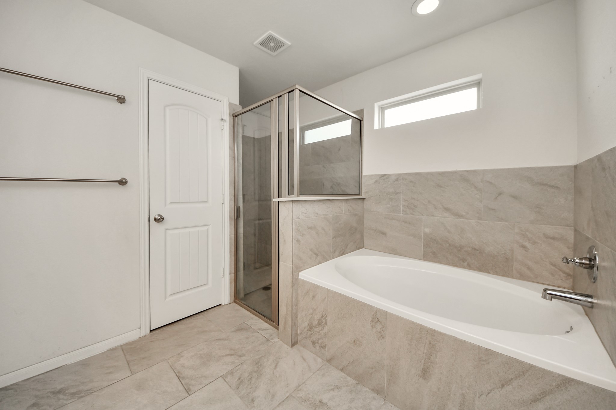 6226 Mason Way Rosenberg, TX 77471 - Photo 16 of 30 a bathroom with a bathtub and a shower
