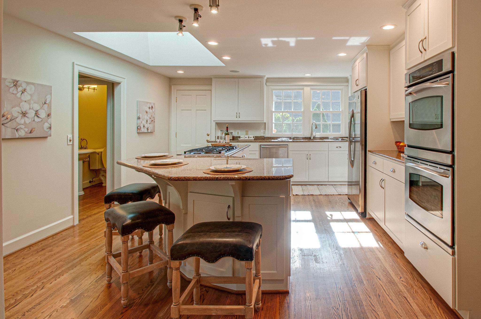 3401 Wimbledon Road Nashville, TN 37215 - Photo 5 of 30 Open kitchen design with breakfast bar, skylight, high end appliances.