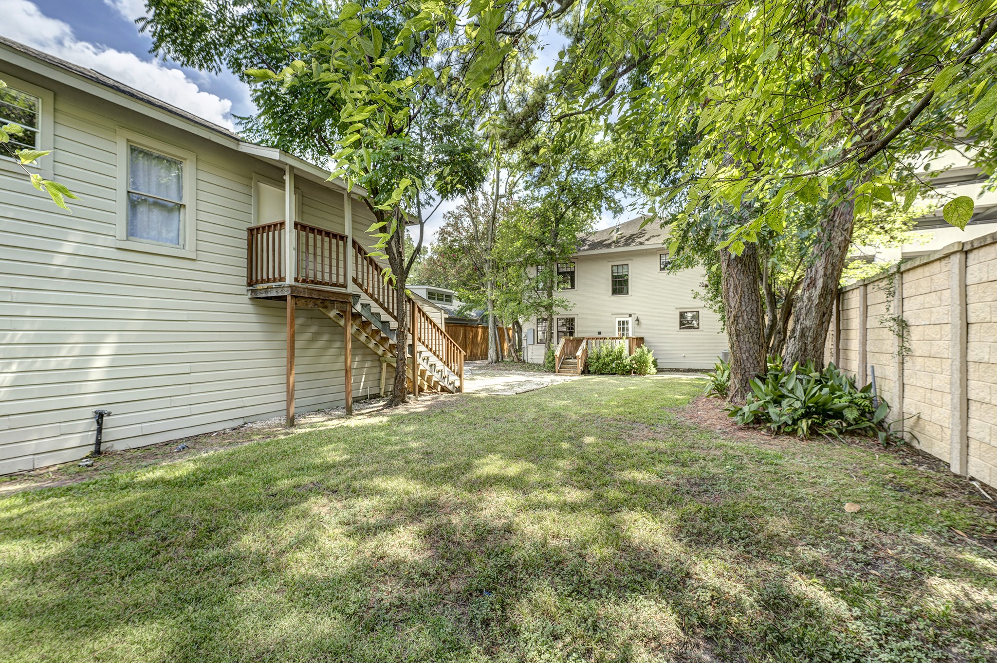 1640 Sul Ross Street Houston, TX 77006 - Photo 19 of 35 a view of a house with backyard and a tree