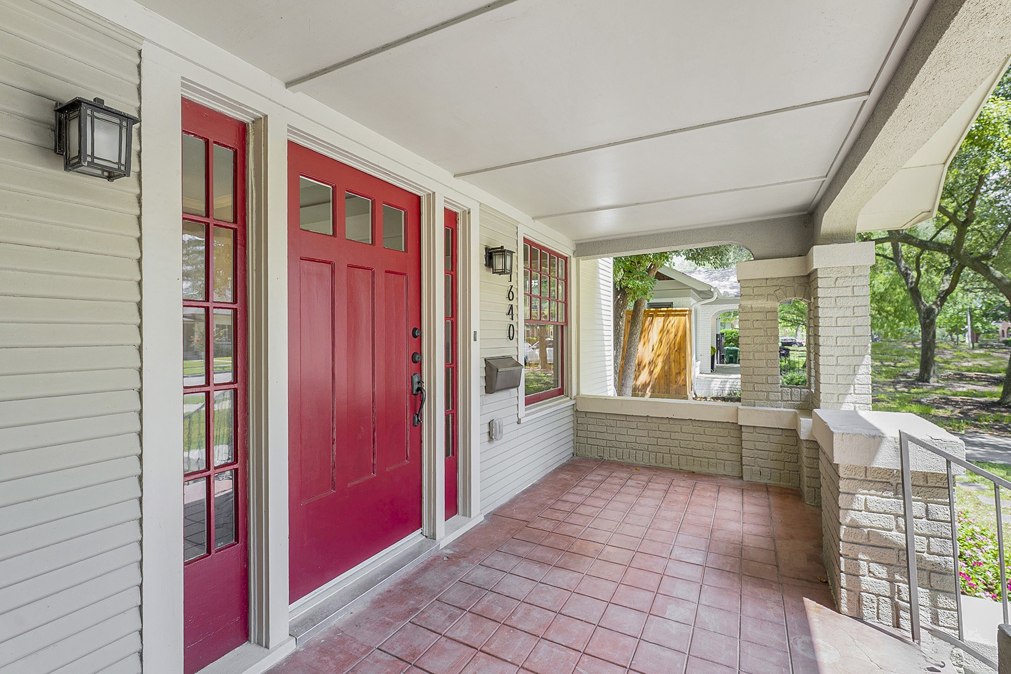 1640 Sul Ross Street Houston, TX 77006 - Photo 2 of 35 a large white room with a large window
