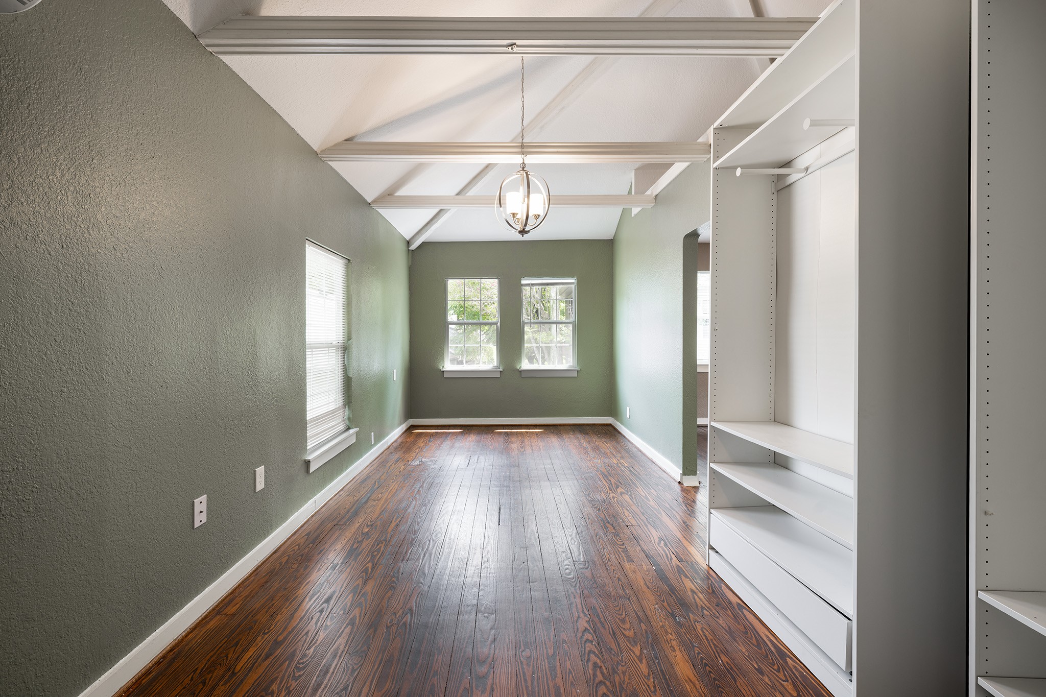 1640 Sul Ross Street Houston, TX 77006 - Photo 22 of 35 a view of an empty room and window