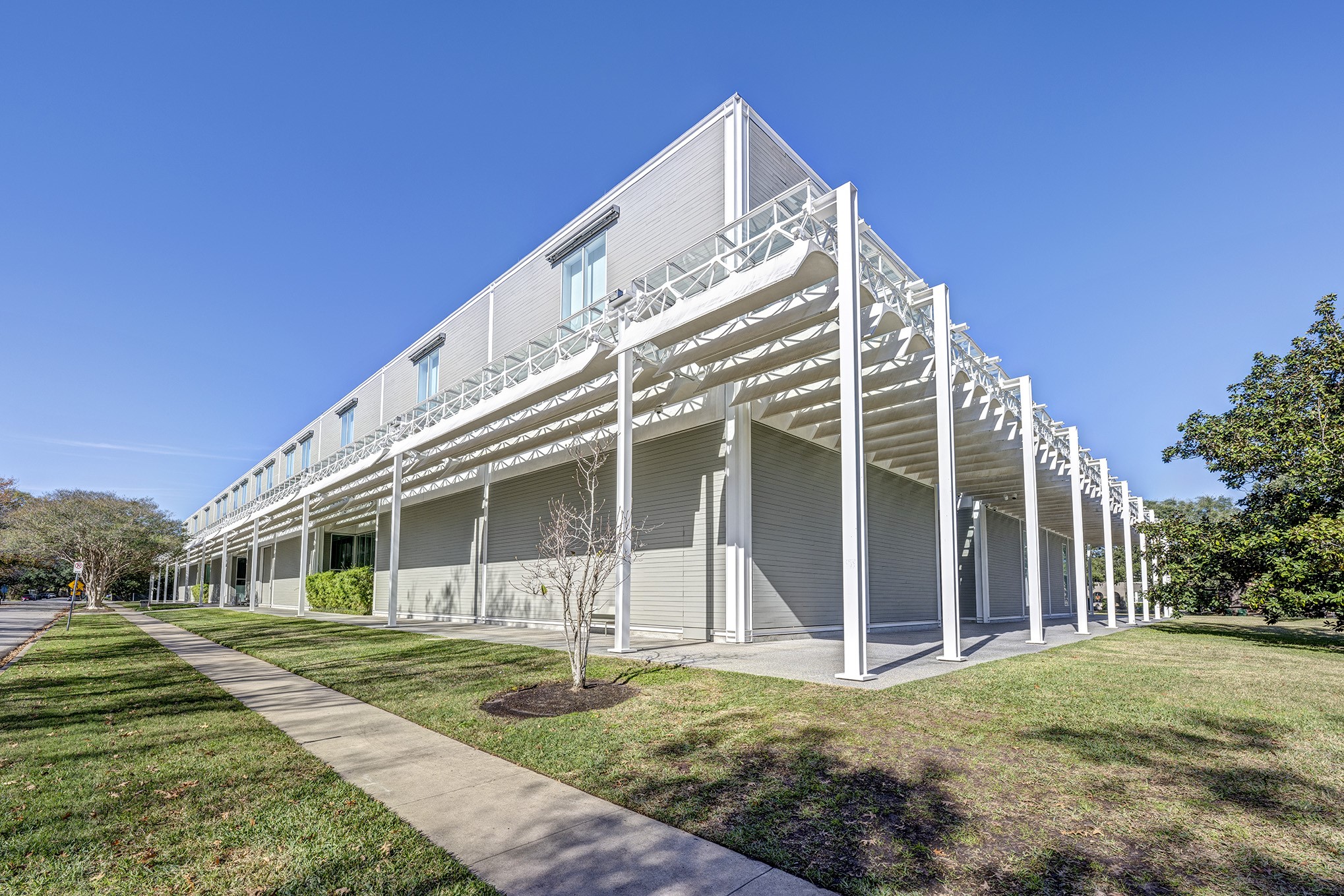 1640 Sul Ross Street Houston, TX 77006 - Photo 29 of 35 a view of a house with backyard and trees