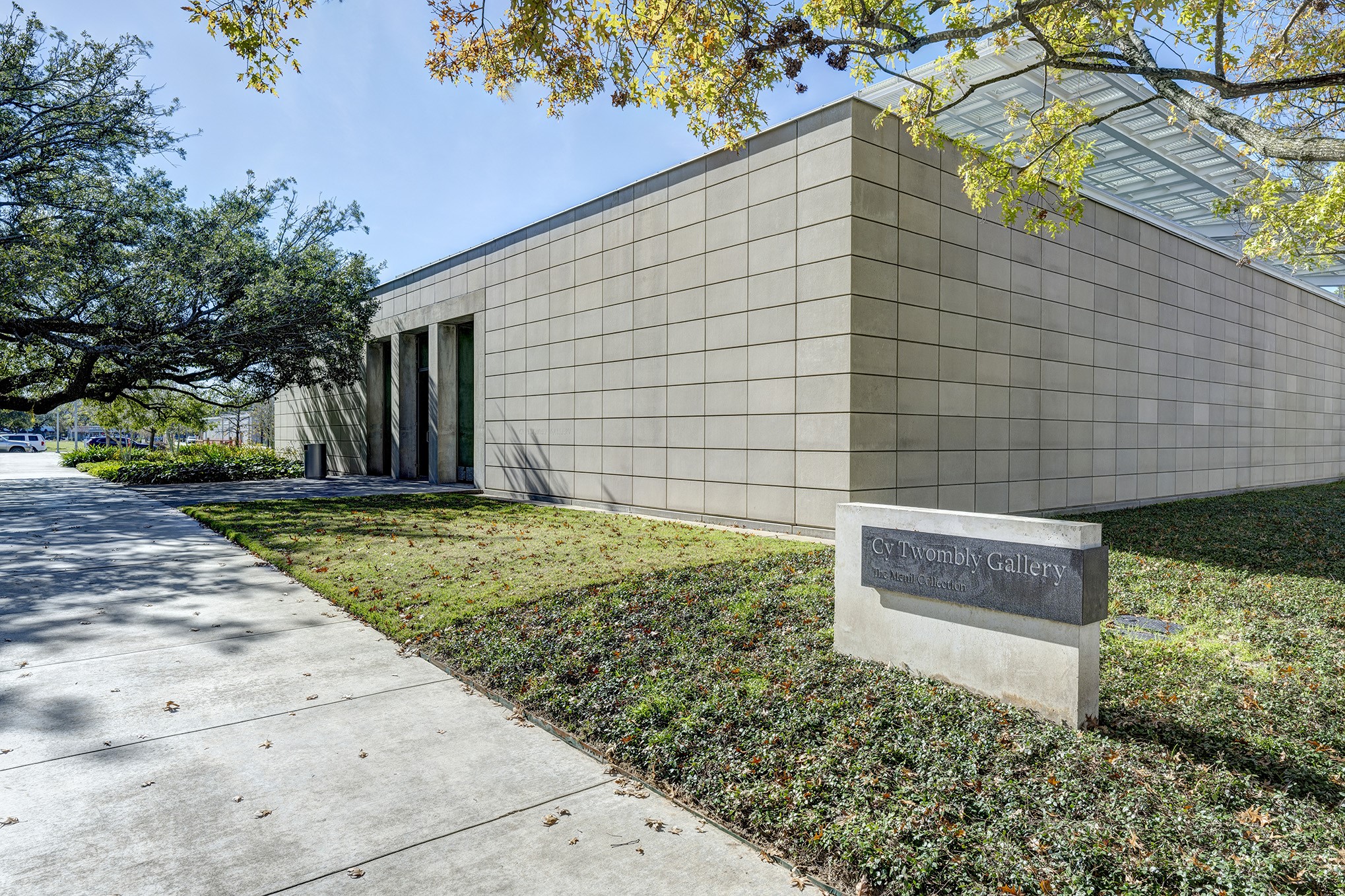 1640 Sul Ross Street Houston, TX 77006 - Photo 30 of 35 a backyard of a house with lots of green space