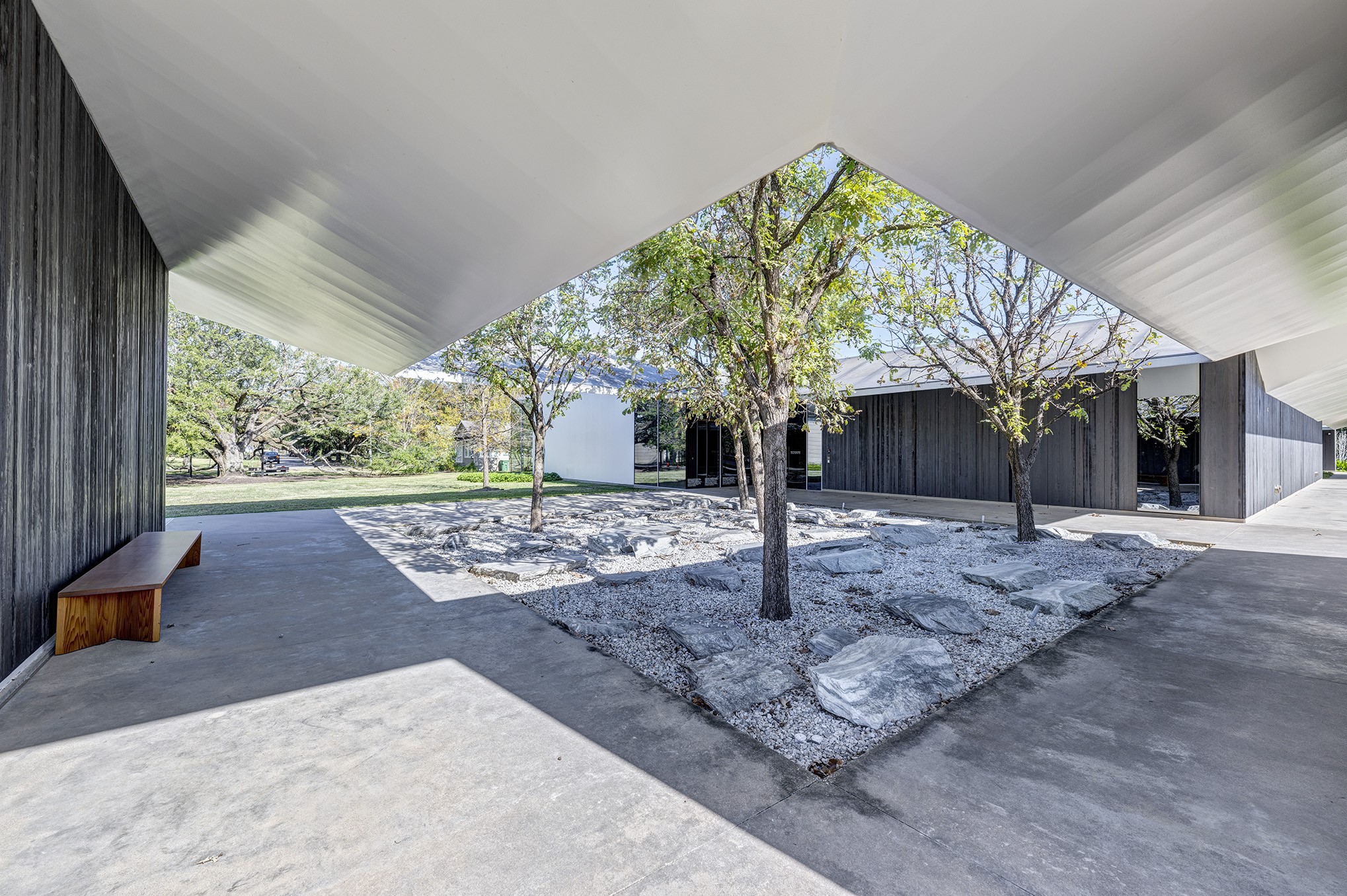 1640 Sul Ross Street Houston, TX 77006 - Photo 32 of 35 a view of a yard in front of a house