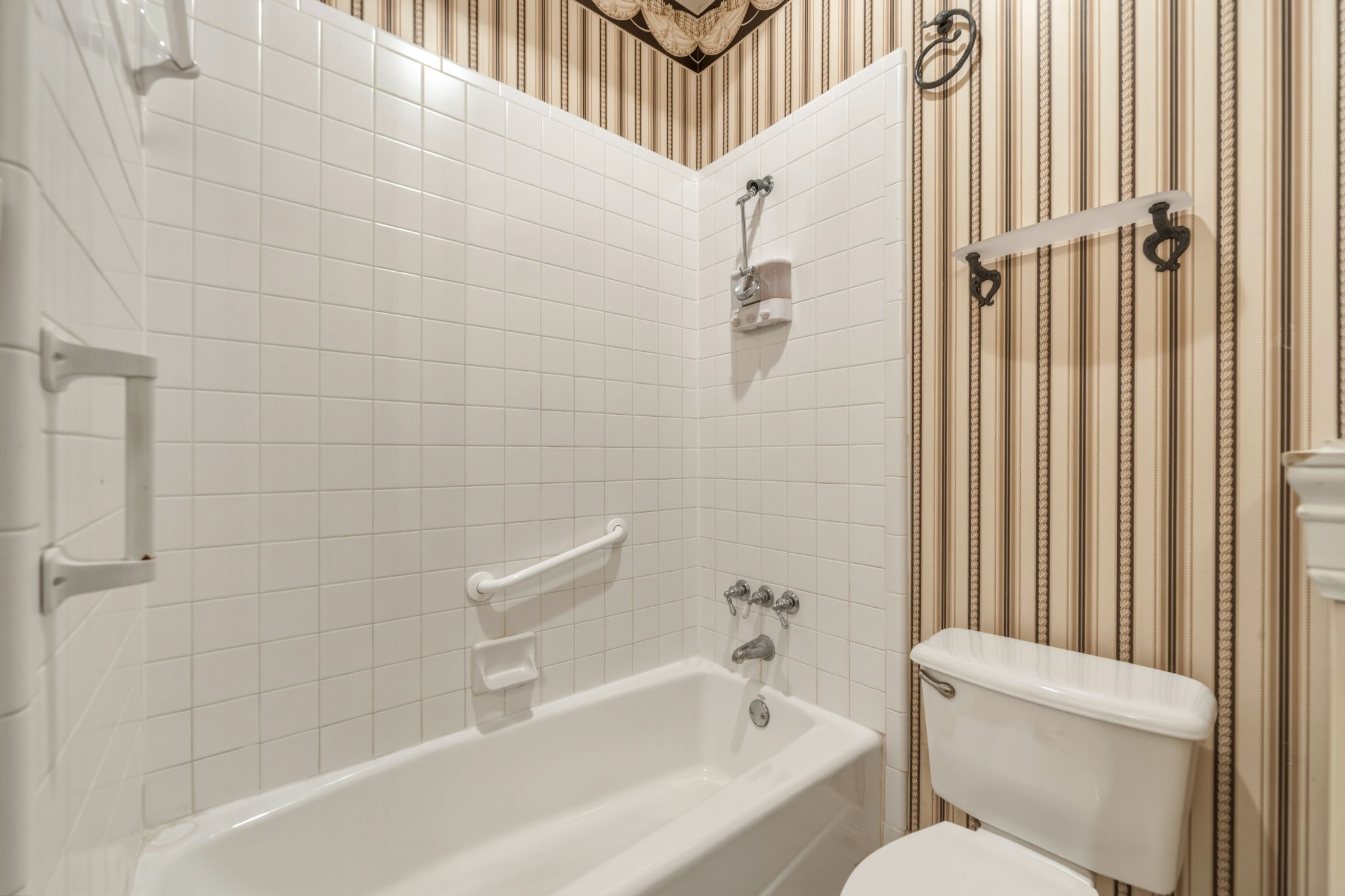 14039 Timberline Trail Austin, TX 78737 - Photo 20 of 39 Full bath featuring wallpapered walls and tub / shower combination