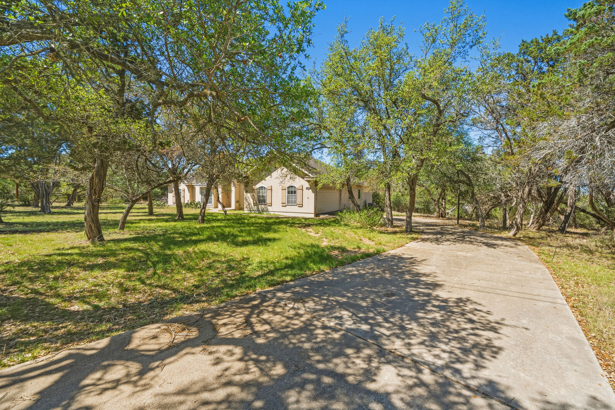 14039 Timberline Trail Austin, TX 78737 - Photo 4 of 39 View of front facade with a front yard and concrete driveway
