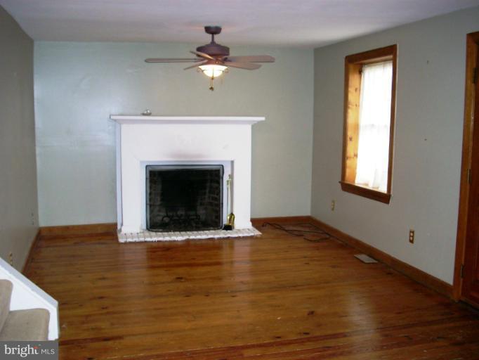 8650 Lees Ridge Road Warrenton, VA 20186 - Photo 12 of 17 Living Room/Fireplace