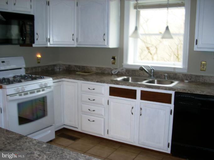 8650 Lees Ridge Road Warrenton, VA 20186 - Photo 9 of 17 Kitchen