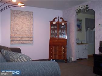 812 Ripley Street Philadelphia, PA 19111 - Photo 3 of 12 Living Room