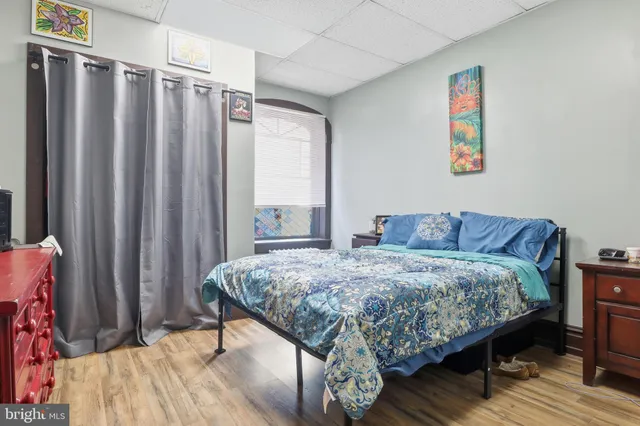 a bed room with two bed and a window