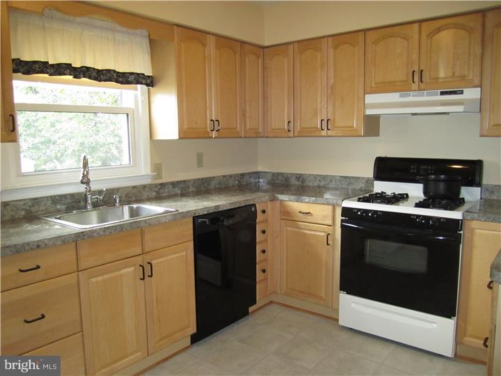 22 Weyburne Road Hamilton, NJ 08690 - Photo 5 of 12 Kitchen
