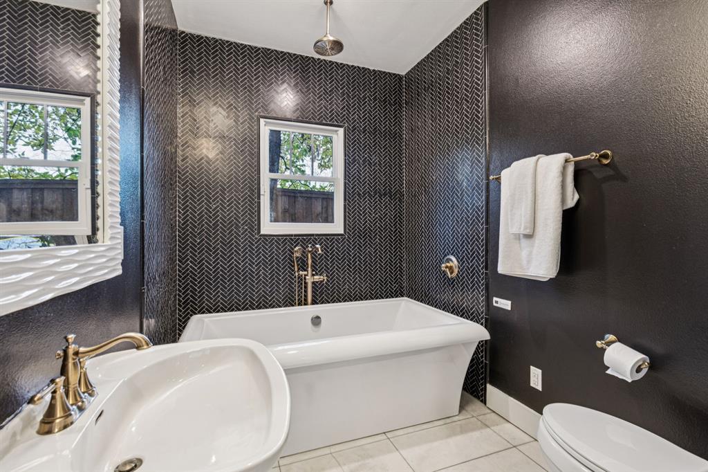 5938 Goliad Avenue Dallas, TX 75206 - Photo 26 of 34 1st floor bath with Bain Air massge tub.