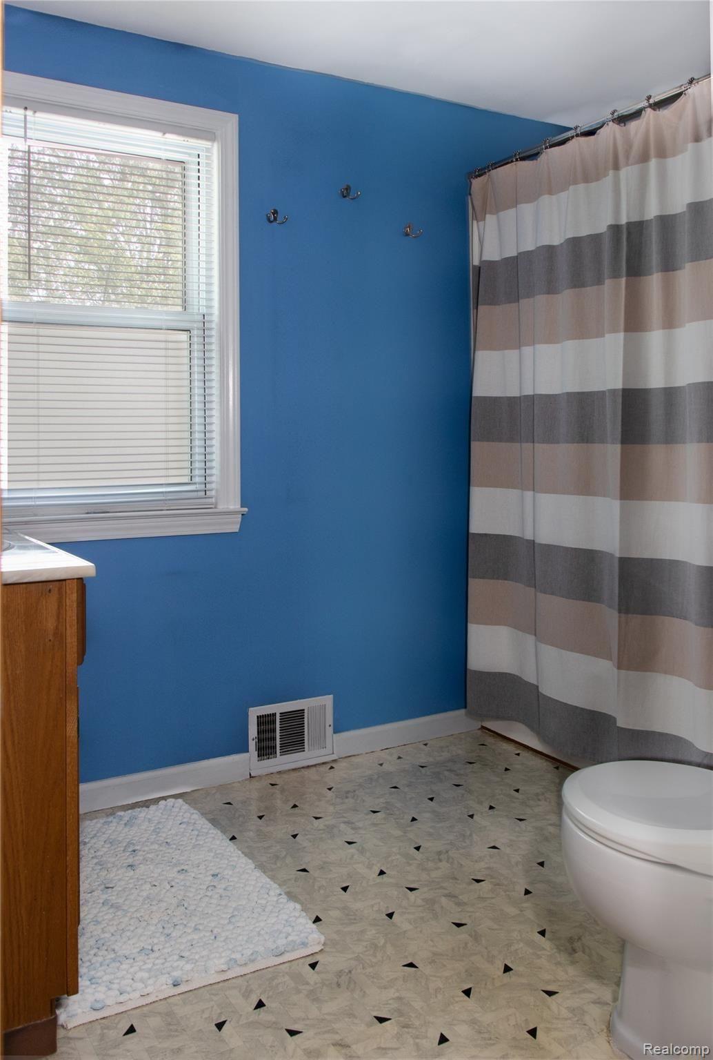 7085 Belleville Road Belleville, MI 48111 - Photo 9 of 27 Bathroom 1 - Upstaris 2.jpg
