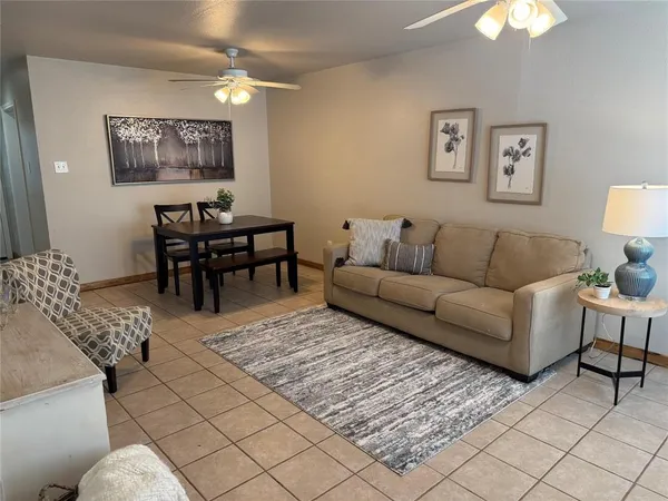 $995 | 905 North 6th Street, Unit 2, Sanger, TX 76266