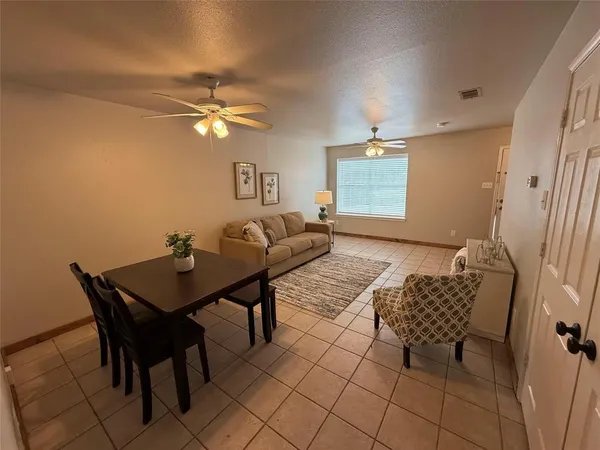 $995 | 905 North 6th Street, Unit 2, Sanger, TX 76266