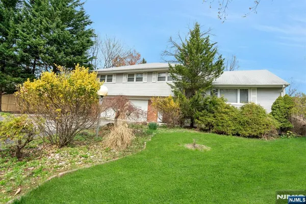 $839,000 | 9 Hemlock Drive, Paramus, NJ 07652