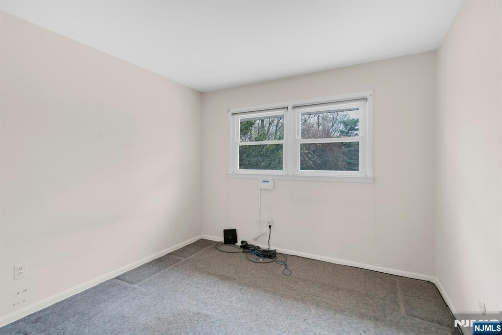 9 Hemlock Drive Paramus, NJ 07652 - Photo 27 of 35