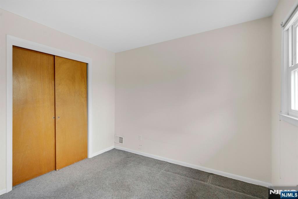 9 Hemlock Drive Paramus, NJ 07652 - Photo 28 of 35