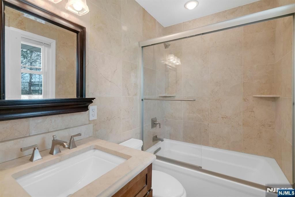 9 Hemlock Drive Paramus, NJ 07652 - Photo 30 of 35