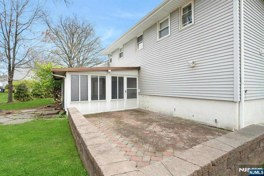 9 Hemlock Drive Paramus, NJ 07652 - Photo 32 of 35