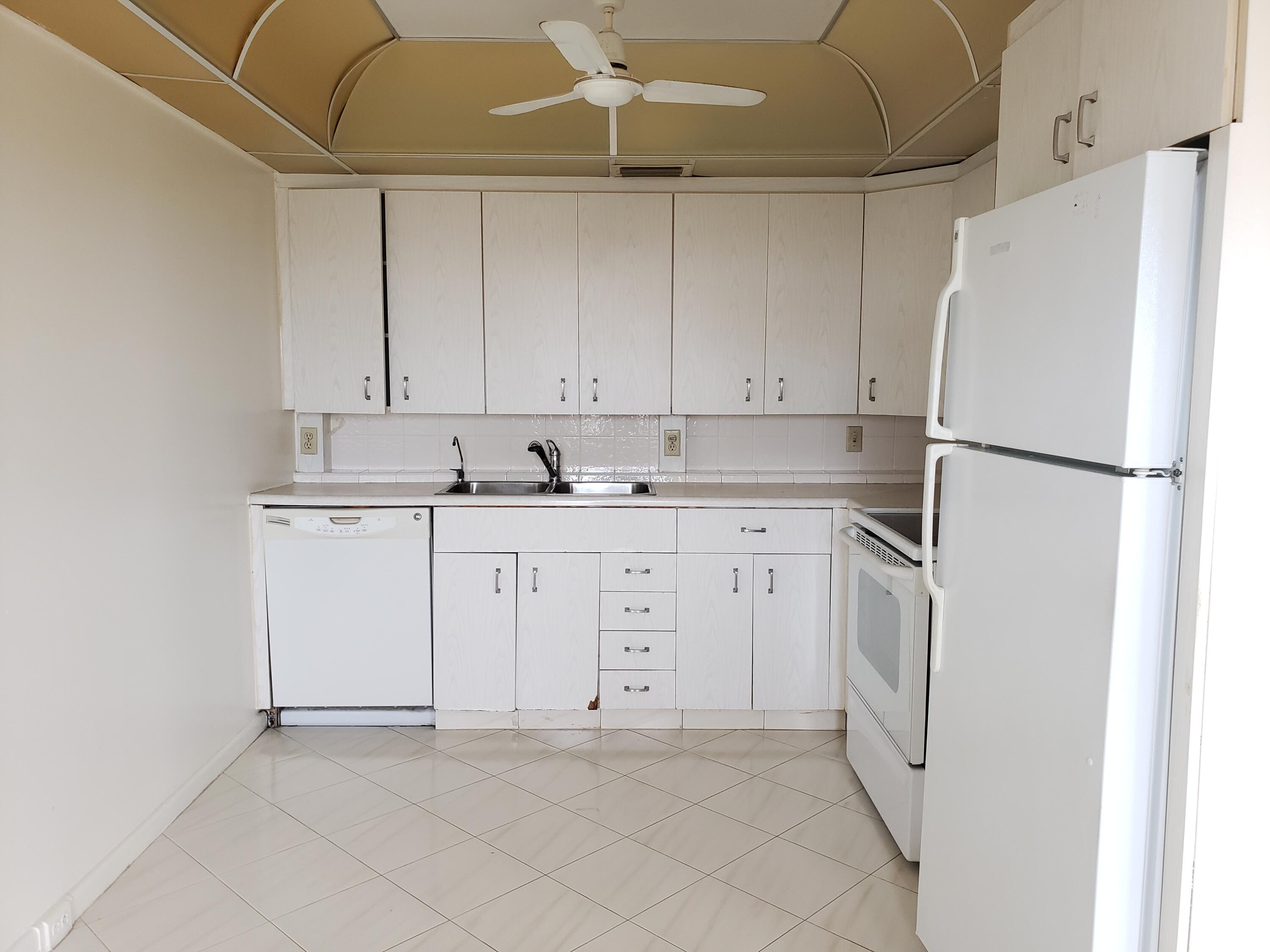 4055 Wolverton C Boca Raton, FL 33434 - Photo 3 of 12 Kitchen