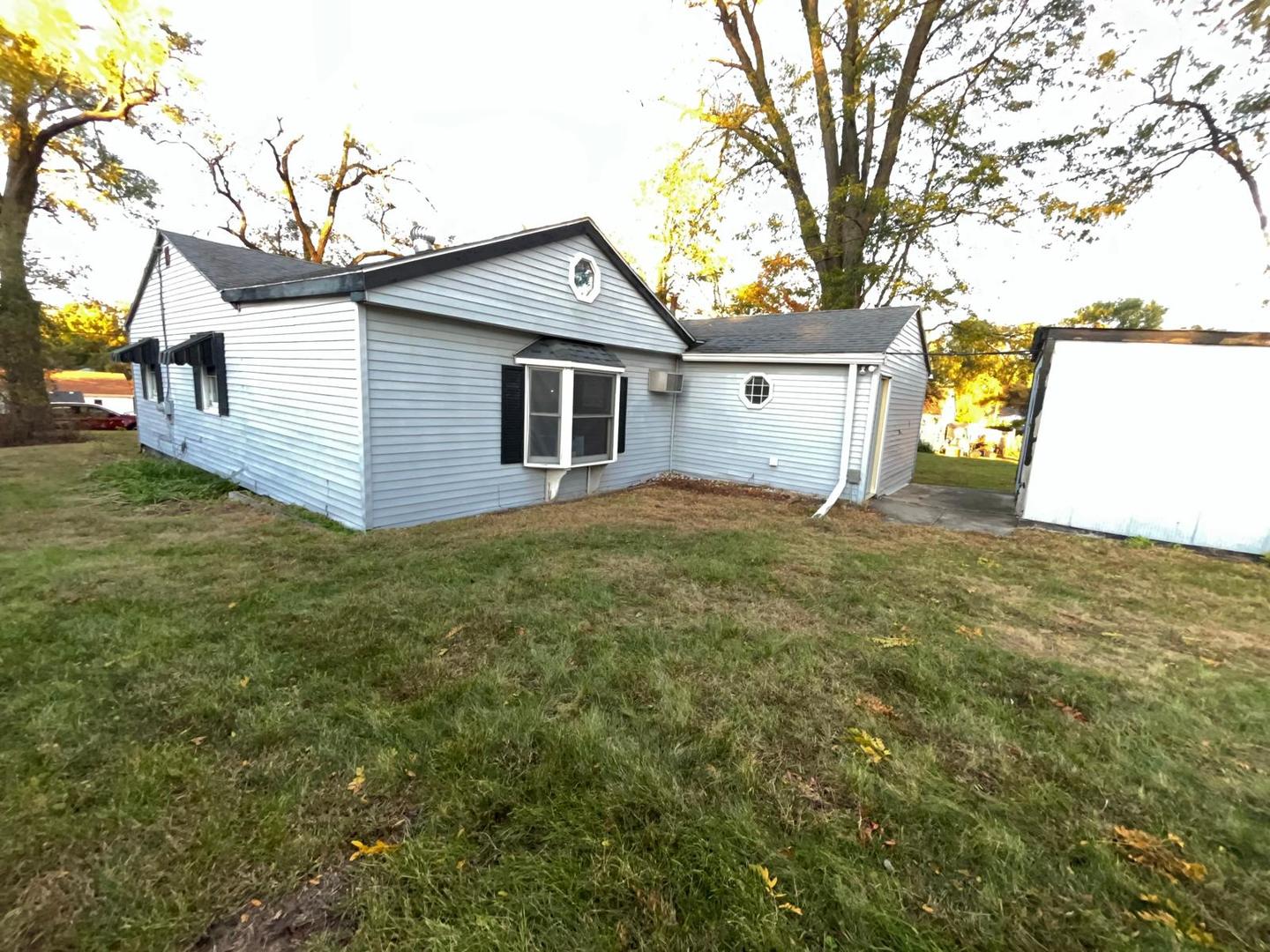 513 West 7th Street Rock Falls, IL 61071 - Photo 18 of 24 a backyard of a house with large trees and plants