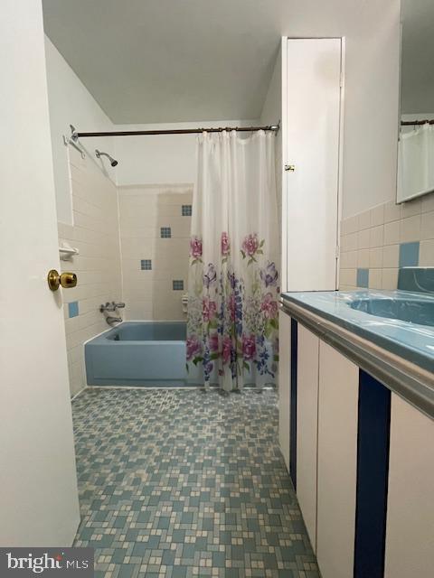 9947 Wingtip Road Philadelphia, PA 19115 - Photo 15 of 19 Hall bathroom