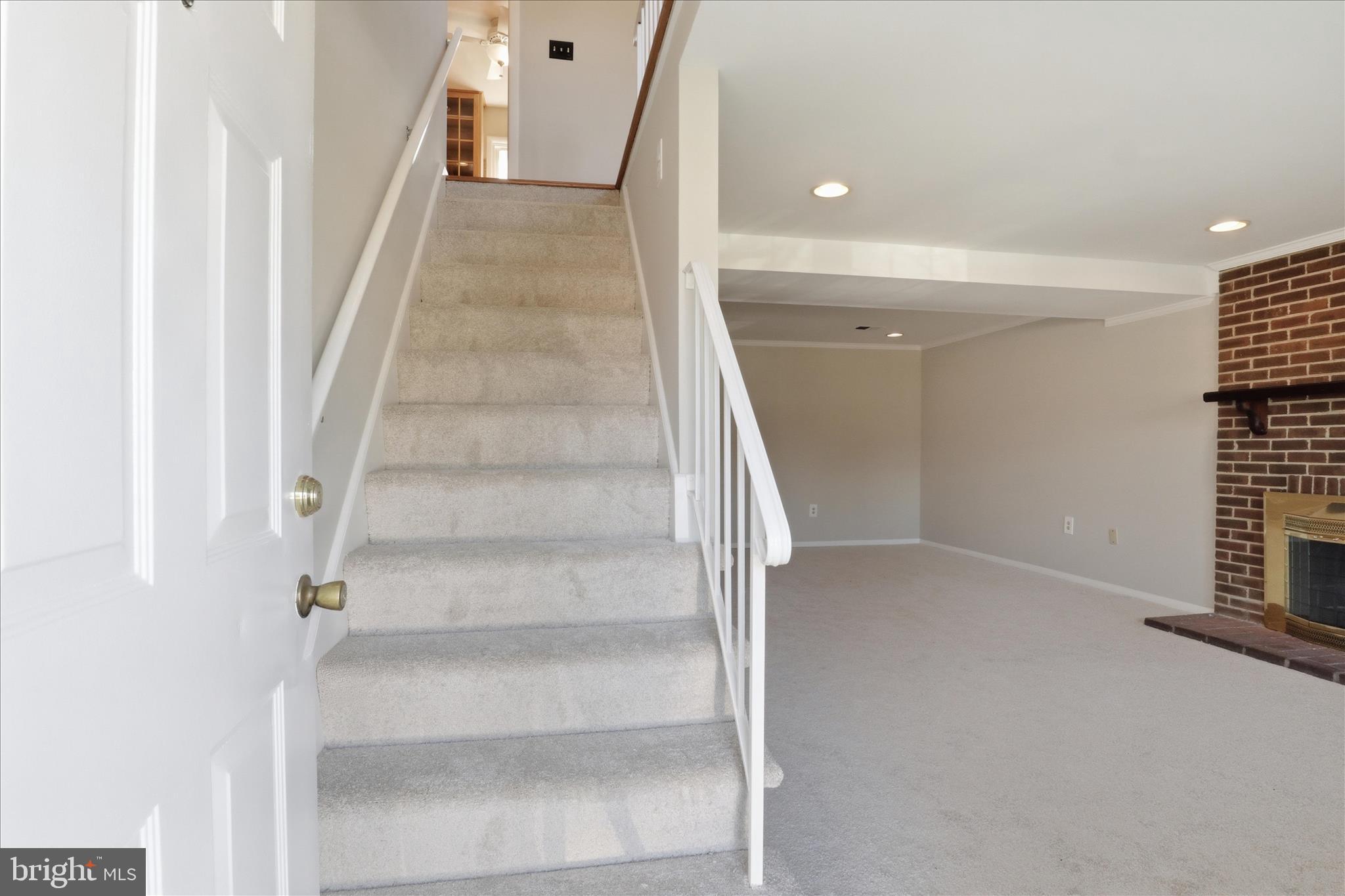 14013 Lindendale Road Woodbridge, VA 22193 - Photo 4 of 42 Gallery Image 4