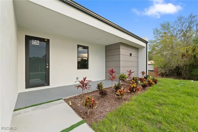 $1,990 | 567 Flamingo Avenue South, Lehigh Acres, FL 33974