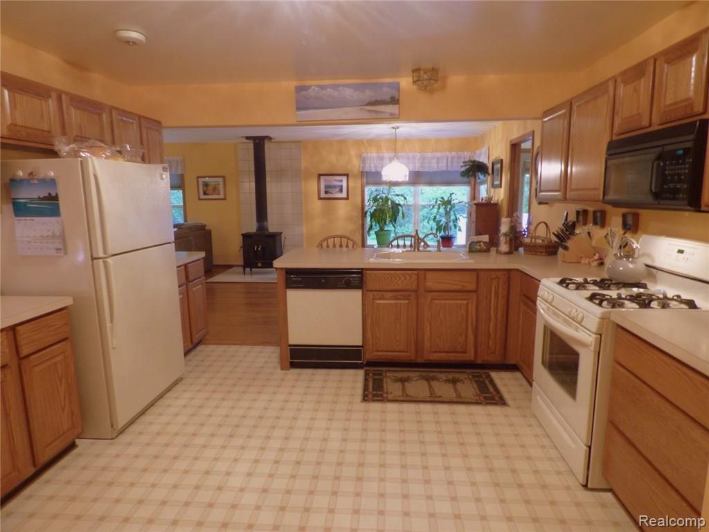 8080 Rachael Court Pinckney, MI 48169 - Photo 3 of 26 3 KITCHEN WITH LOTS OF CABINETS.JPG