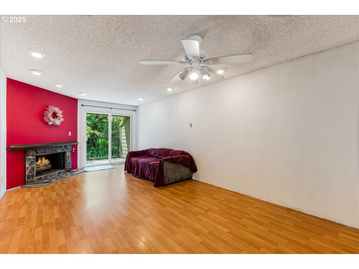 12620 Northwest Barnes Road, Unit 5 Portland, OR 97229 - Photo 5 of 26 a very nice looking room with a large window