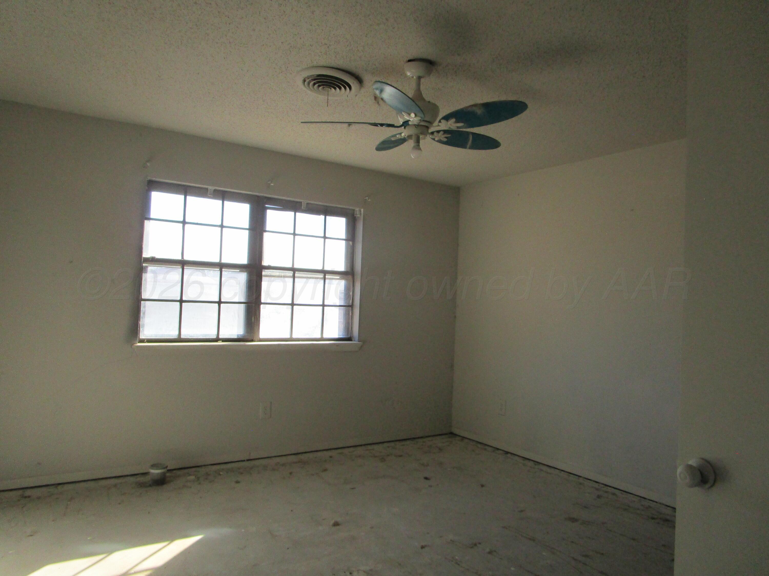 601 Alamo Street Claude, TX 79019 - Photo 13 of 30 an empty room with a window