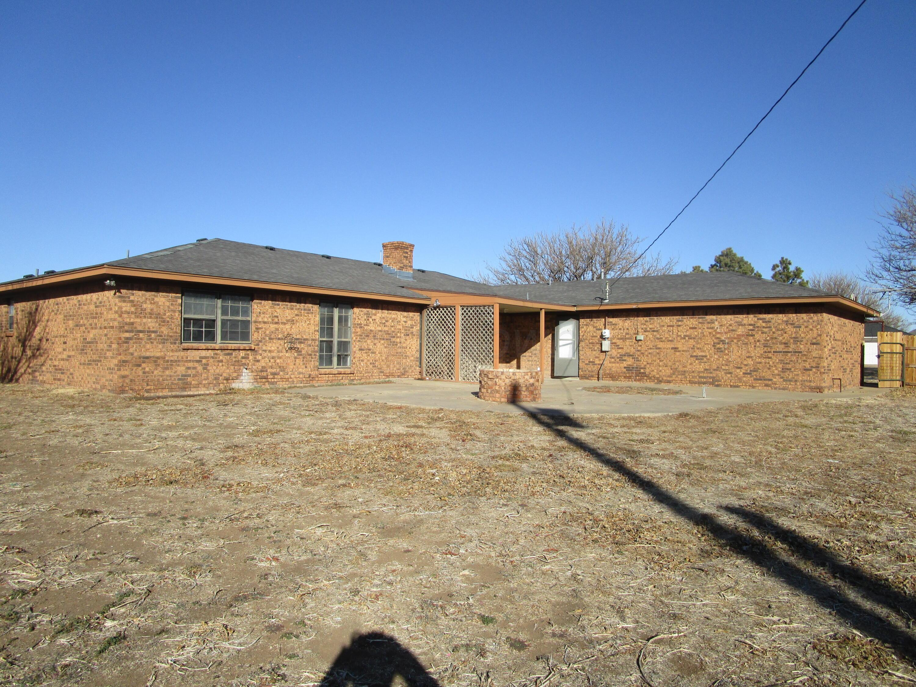 601 Alamo Street Claude, TX 79019 - Photo 2 of 30 a backyard of a house