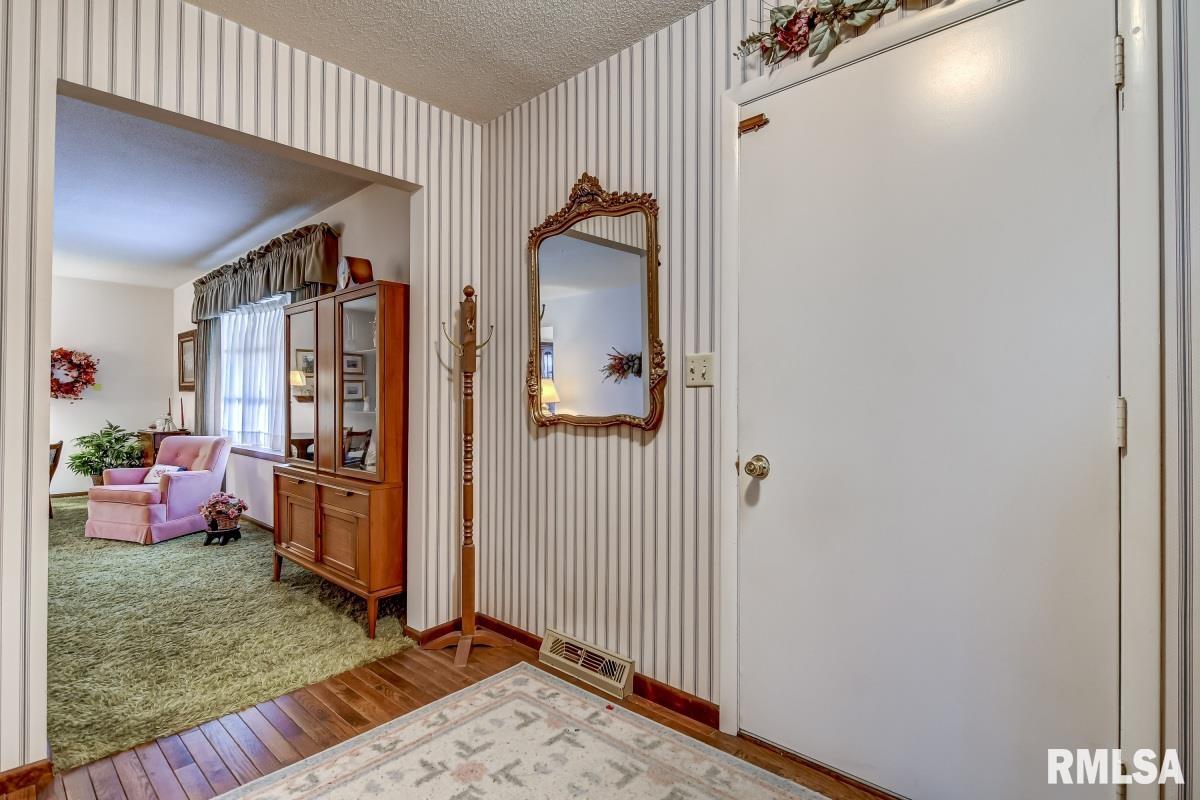 1124 Interlacken Road Springfield, IL 62704 - Photo 4 of 40