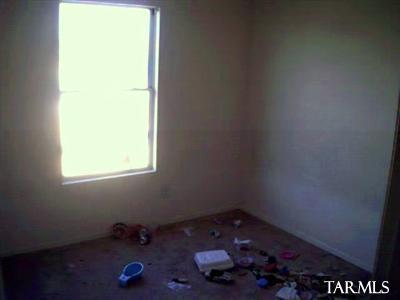 5740 South Manta Ray Road Tucson, AZ 85706 - Photo 5 of 5 an empty room with a window