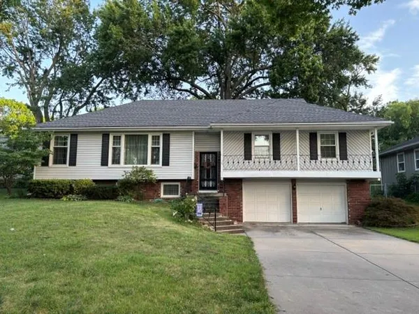 $342,500 | 15 West Bridlespur Drive, Kansas City, MO 64114