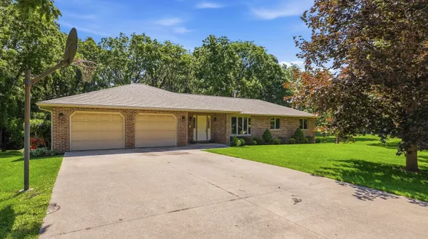 $379,900 | 45 Roosevelt Drive, East Dubuque, IL 61025