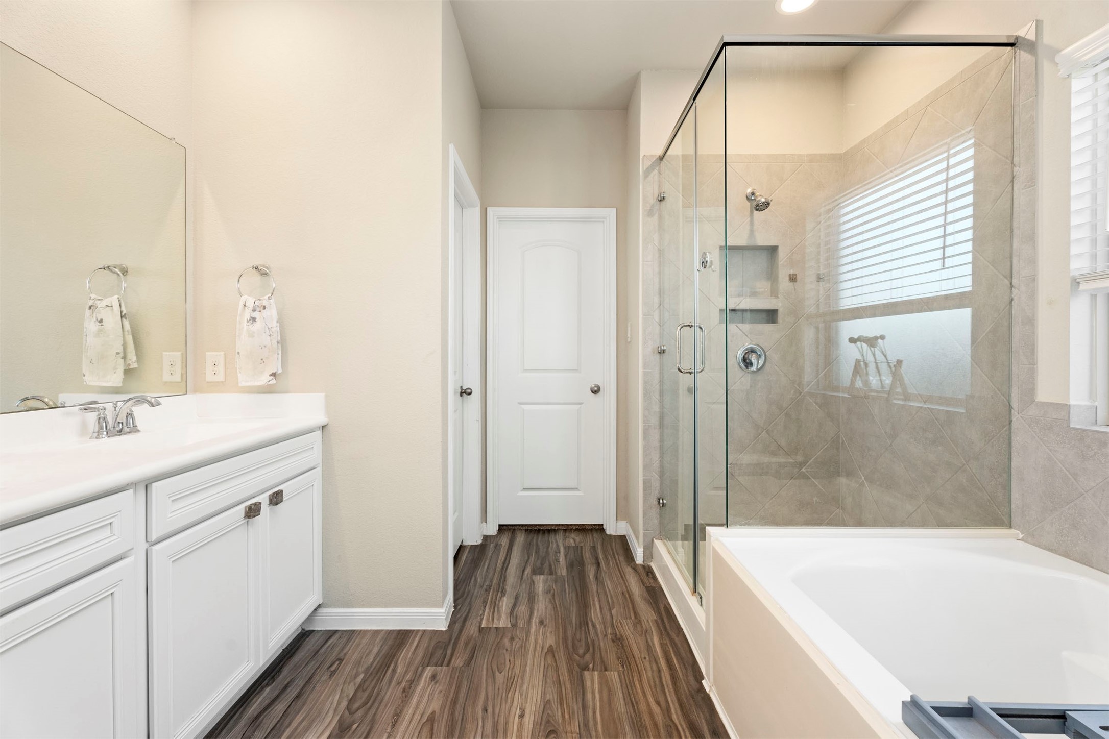 28109 Steepleridge Ct Spring Spring, TX 77386 - Photo 19 of 36 a bathroom with a sink and a mirror with bathtub