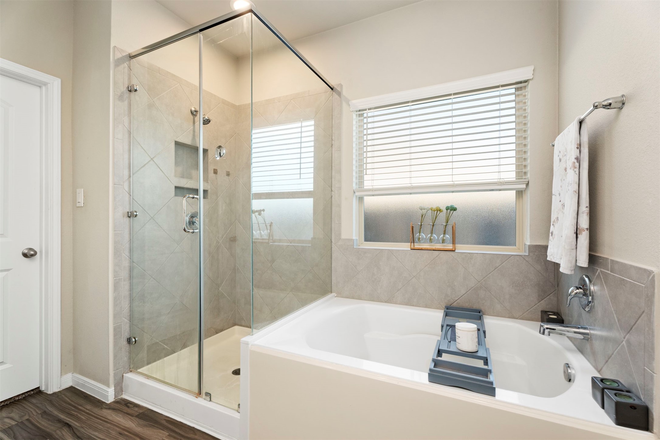 28109 Steepleridge Ct Spring Spring, TX 77386 - Photo 20 of 36 a bathroom with a tub and a sink
